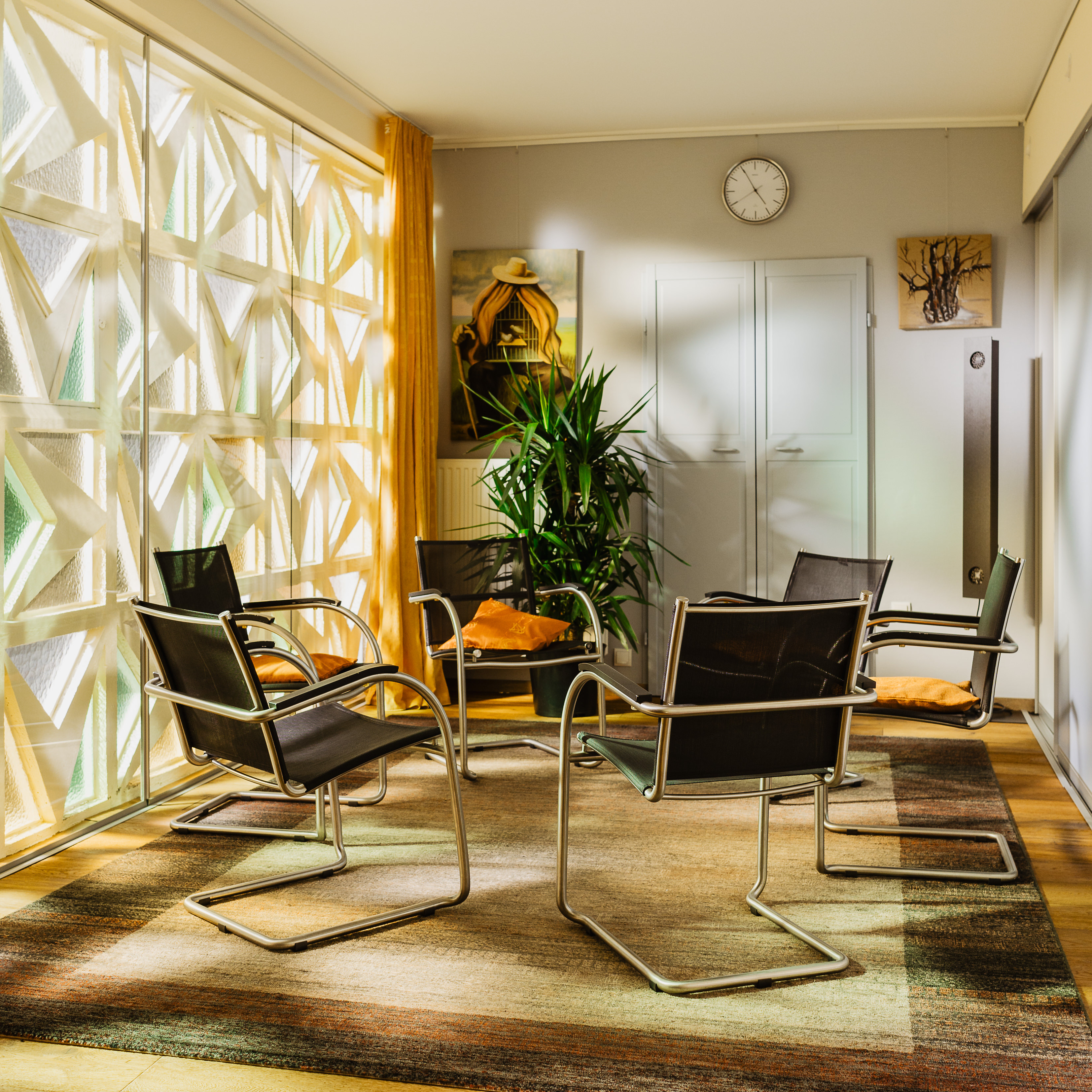 Therapieraum für Gruppentherapier mit angenehmer Atmosphäre