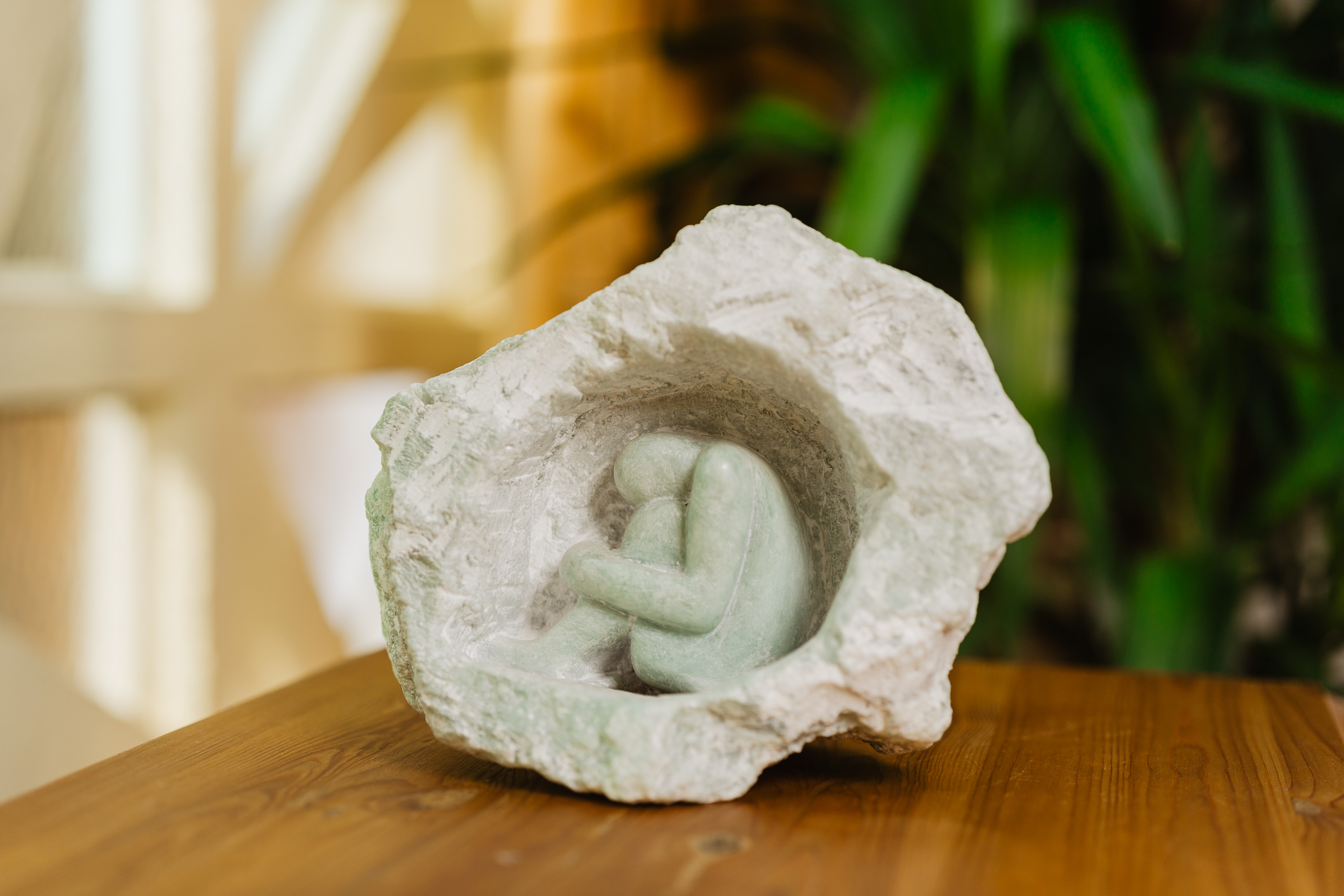 Steinskulptur symbolisiert Schutz, Rückzug und innere Einkehr.